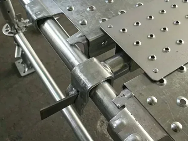 Planche de remplissage installée sur le transom