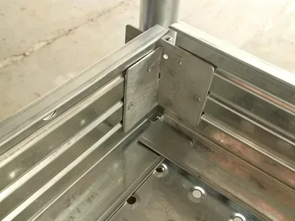 Vue interne de la bordure de protection à emboîtement installée