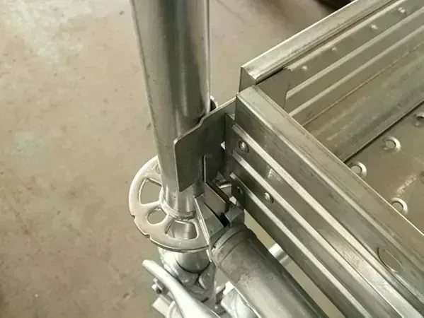 Vue externe de la bordure de protection à emboîtement installée