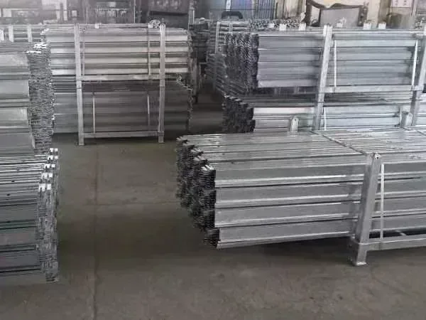 Emballage de la bordure de protection à emboîtement