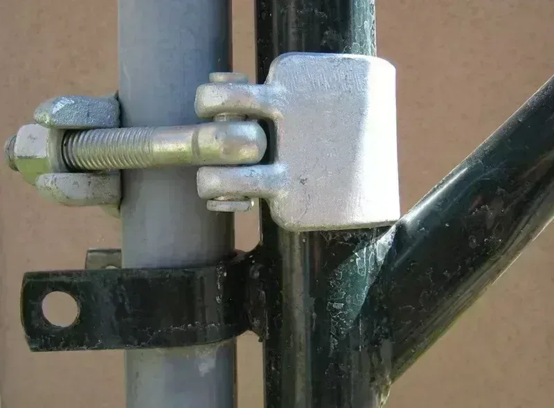 Side By Side Clamp mounted on a frame scaffold, gripping two standards side by side